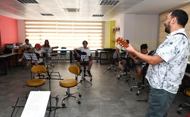 Yaz kurslarında çocuklar eğlenerek öğreniyor