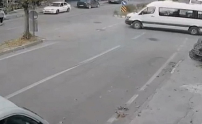 Bursa'da otomobil kaldırıma çıkarak durabildi!