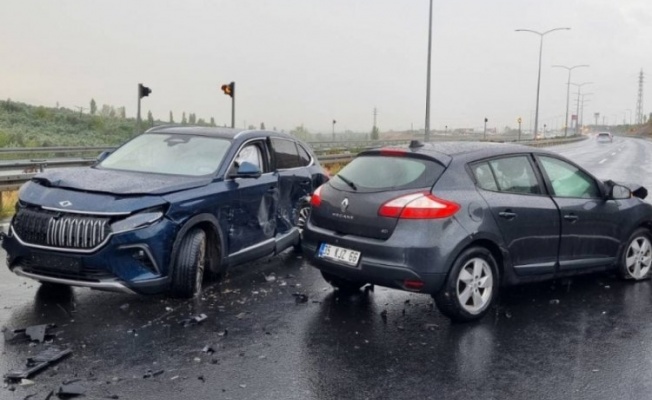 Bursa'da yine otoban yine yağış ile gelen kaza!