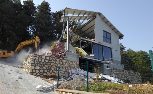 Kaçak villa yıkıldı