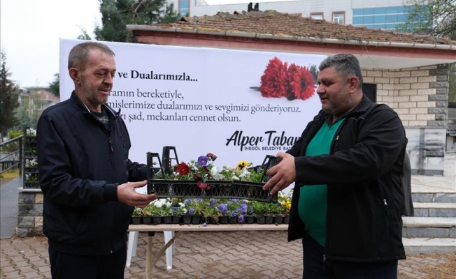 İnegöl Belediyesi’nden Ramazan Bayramı Arifesinde Mezarlıklarda Çiçekli Hediye