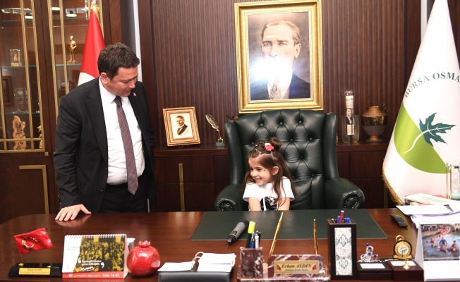Başkan Erkan Aydın koltuğunu çocuklara devretti