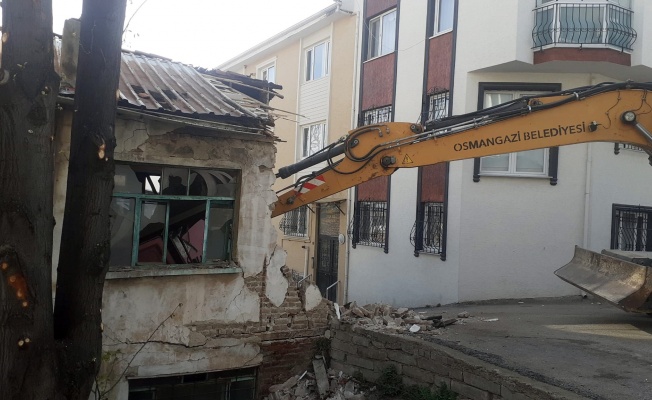 Osmangazi’de metruk binalar yıkılıyor