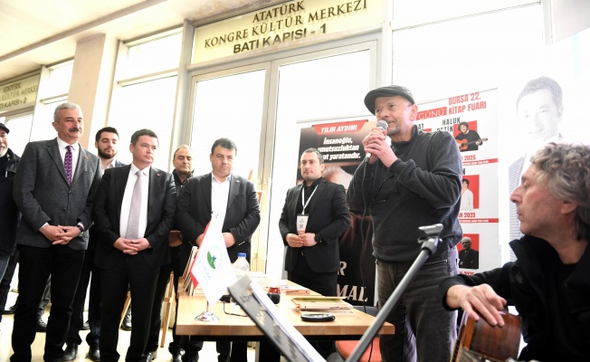 Şair ve yazar Nevzat Çelik okurlarıyla Osmangazi standında buluştu