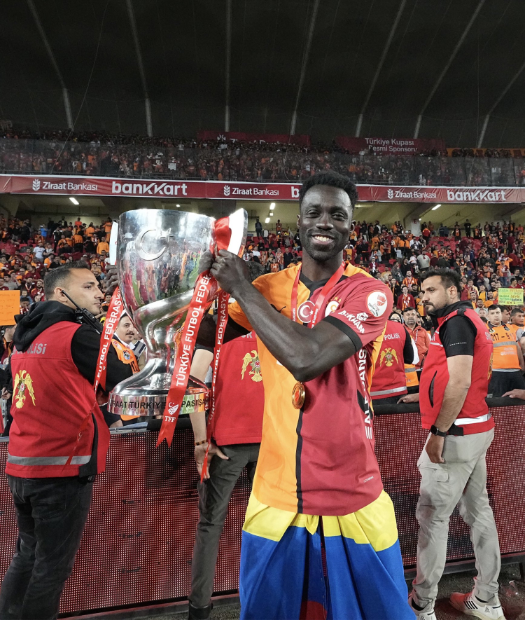 Galatasaray, kupayı coşkuyla kaldırdı!