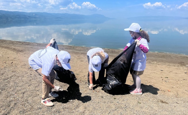 Minik gönüllülerden İznik'te sahil temizliği
