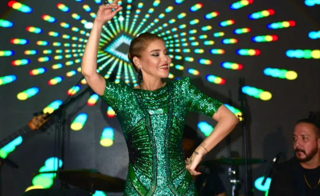 Gülben Ergen, Bursa'daki düğünde sahne şovuyla büyüledi