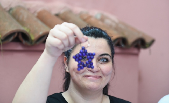 Osmangazili kadınlar hemcinsleri için hediye anahtarlık üretiyor