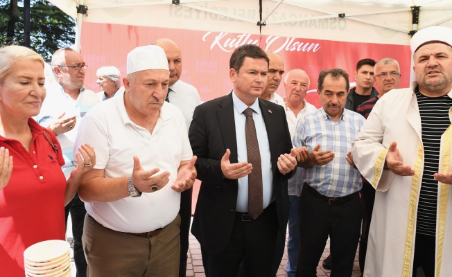 Başkan Aydın vatandaşlara aşure dağıttı