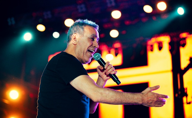 ROCK’LA BAŞLADI TÜRKÜLERLE COŞTURDU: BURSA’DAN HALUK LEVENT GEÇTİ