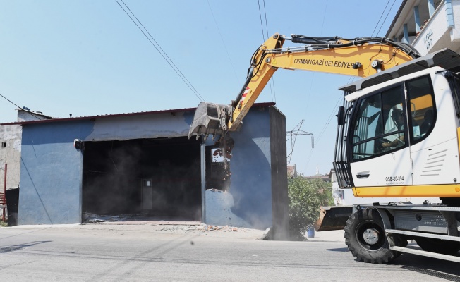 Yüksek gerilim hattına yapılan kaçak iş yeri yıkıldı