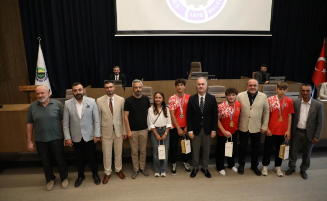 İnegöl’ün Başarılı Gençleri Mecliste Onure Edildi