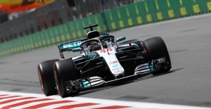 Vettel kaza yaptı, Hamilton kazandı