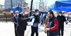 BAŞKAN TABAN VE KAYMAKAM GÖRÜCÜ MASKE DAGITTI