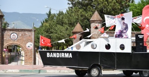 BANDIRMA VAPURU İLE 19 MAYIS COŞKUSU BALKONLARA TAŞINDI