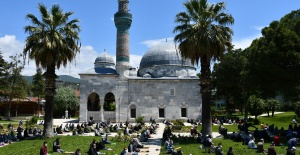 CORANA VİRÜS ENGELİ SONRASI İLK CUMA NAMAZI YEŞİL CAMİDE KILINDI