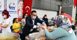 Mustafakemalpaşa Belediyesi Ayasofya cami için lokma dağıttı