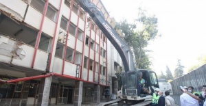 Timurtaşpaşa'daki Kızılay binasının yıkım işlemi başladı