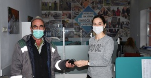Bursa'da belediye personeli parkta bulduğu cüzdanı yetkililere teslim etti