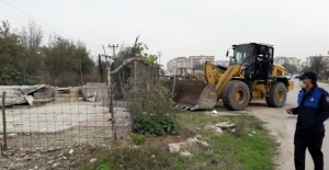 Bursa'da kaçak ahır, kümes ve barakalar yıkıldı