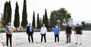 İznik Belediye Başkanı Usta, yapımına başlanan halı sahada incelemede bulundu