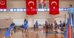 Karacabey Belediyespor voleybolda dolu dizgin