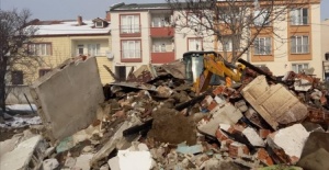 Bursa'da metruk binalar yıkılarak mahalleler güvenli hale getiriliyor