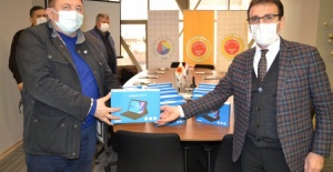 Bursa Yenişehir Ticaret Borsası 55 öğrenciye tablet bağışladı