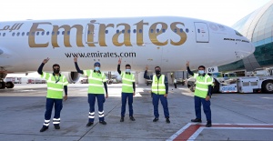 Emirates, Tüm Müşteri Temas Noktalarında Tamamen Aşılanmış Ön Saftaki Ekipleriyle Hizmet Verdiği İlk Uçuşunu Gerçekleştirdi