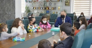 Orhaneli Belediye Başkanı Ali Aykurt çevreye duyarlı çocukları ağırladı
