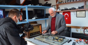 YARIM ASIRDIR RADYO VE TELEVİZYONLARA HAYAT VERİYOR