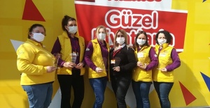 ÖZHAN'DAN KADIN ÇALIŞANLARINA PLAKET