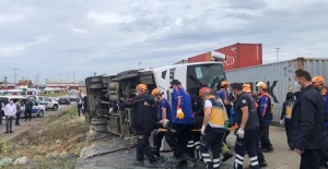Bursa'da işçileri taşıyan servis aracı devrildi: 1 ölü, 20 yaralı