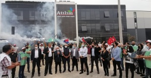 İşten çıkarılmalara meşaleli protesto