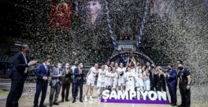 Kadınlar Basketbol Süper Ligi'ne yükselen Bursa Büyükşehir Belediyespor şampiyonluk kupasını aldı