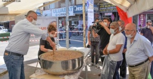 Başkan Özkan, Karacabeylilere aşure dağıttı