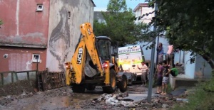 Bursa'da etkili olan sağanak nedeniyle bazı ev ve iş yerlerini su bastı