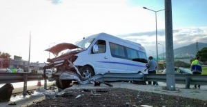 Bursa'da işçileri taşıyan servis aracı yol ayrımındaki bariyerlere çarptı