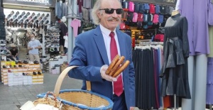 Bursa'nın “kravatlı simitçisi“ takım elbisesinden yaz sıcağında da vazgeçmiyor