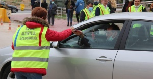 SARI SAĞLIK ÇALIŞANLARINA BROŞÜR DAĞITTI