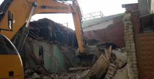 Tehlike arz eden metruk bina yıkıldı