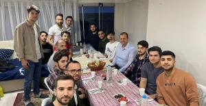 İznik Belediye Başkanı Kağan Mehmet Usta iftarını ilçedeki öğrenci evinde yaptı.