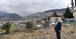 Binalar yıkılıyor, tarihi surlar ortaya çıkıyor