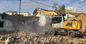 Osmangazi’de bir metruk yapı daha yıkıldı