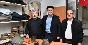 53 YILDIR HAZIR GİYİME MEYDAN OKUYARAK ŞAPKA ÜRETİYOR