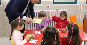 BURSA’DA ÖĞRENCİLERE ÜCRETSİZ YEMEK UYGULAMASI BAŞLADI