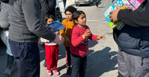 Depremzede çocukların yüzleri oyuncaklarla güldü