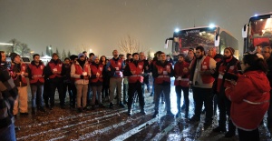 TÜRK KIZILAY BURSA GÖNÜLLÜLERİ DUALARLA DEPREM BÖLGESİNE UĞURLANDI