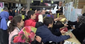 Bursa'da mağaza açılışında uzun kuyruklar oluştu