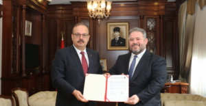 Bursa Valisi Canbolat ile İzzet Alagöz arasında imza protokolü